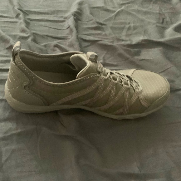 NEW Womens Skechers Sneakers - Sz 7W - Picture 2 of 4